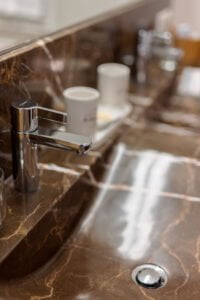 Bad mit Naturstein - Schneeglöckle Lech am Arlberg