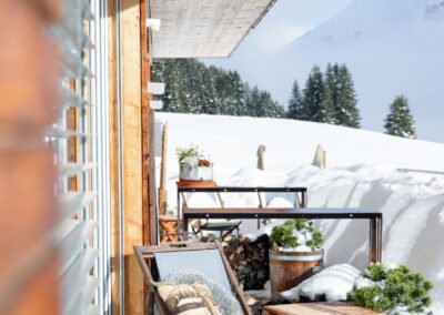 Winterliche Terrasse in der Unterkunft Schneeglöckle in Lech am Arlberg