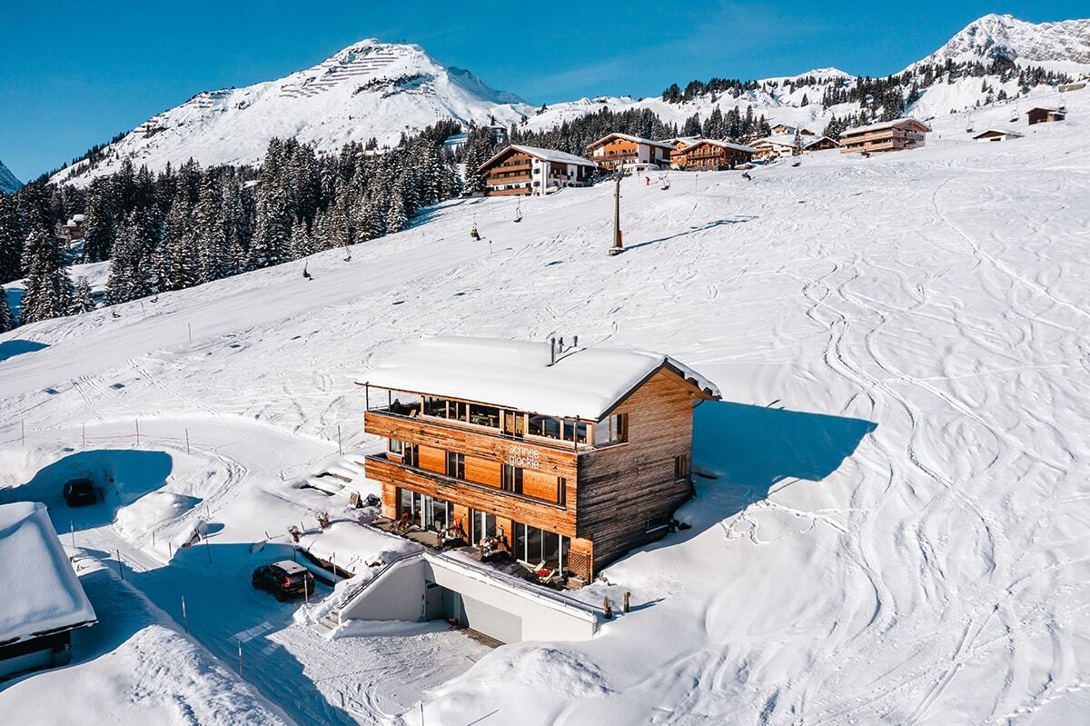 Aussenansicht Schneeglöckle mit Blick in Richtung Kriegerhorn.